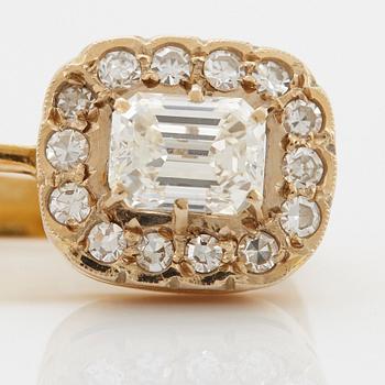 A pair of earrings in 18K gold set with emerald-cut diamonds.