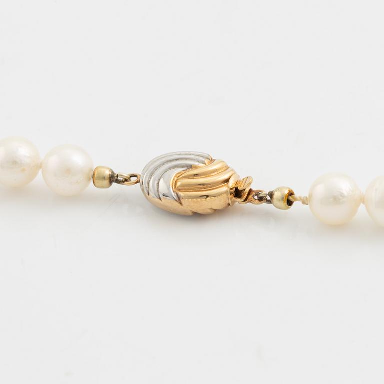 Cultured pearl necklace, clasp 18K gold.