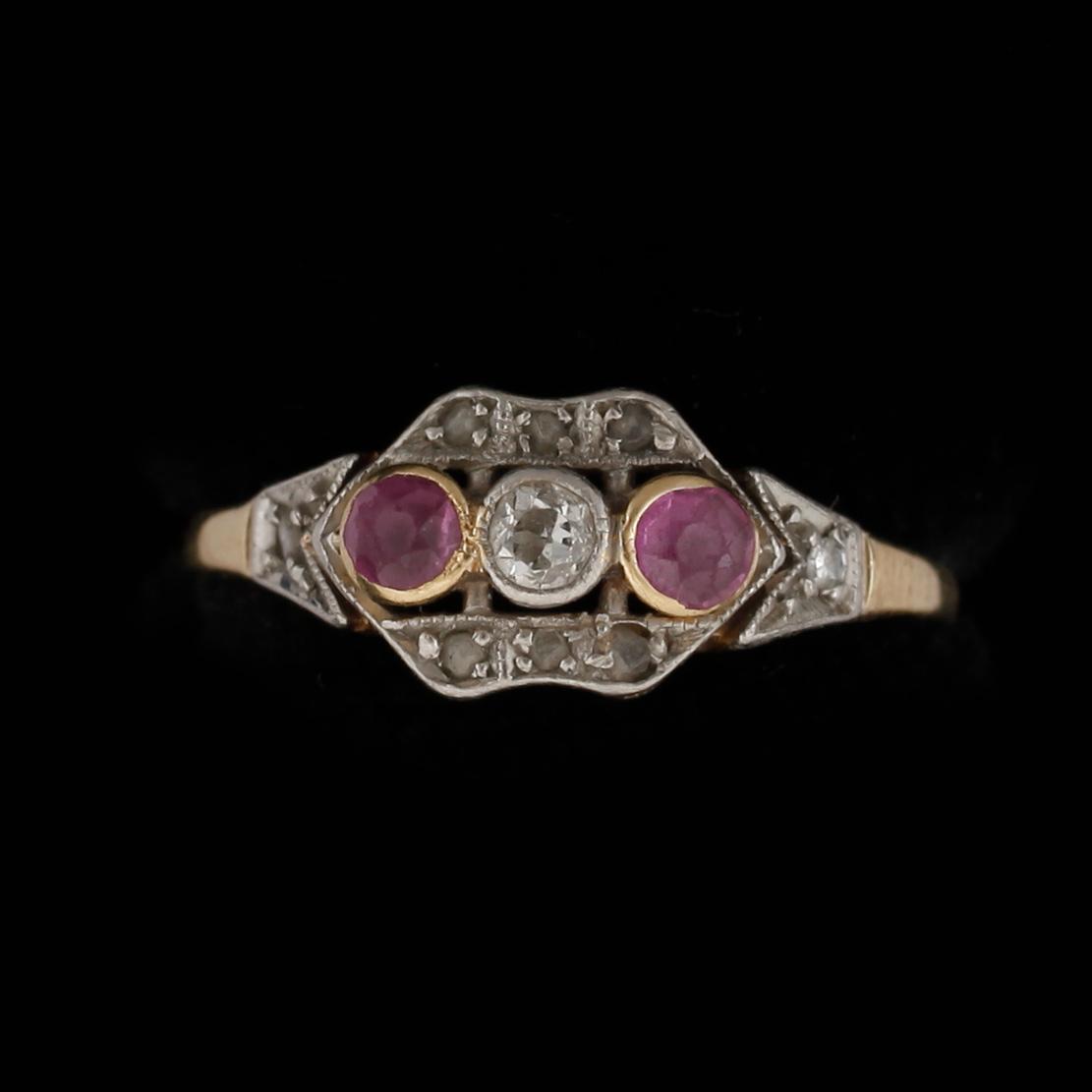 RING, 18k guld, importstämplad, med  runda antikslipade rubiner och diamant. Vikt ca 2,3 gram.