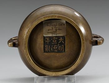 RÖKELSEKAR, brons. Qing dynastin, 1700-tal med Xuandes sex karaktärers märke.