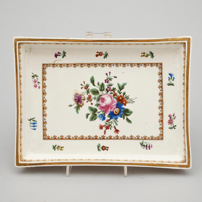 SKRIVSTÄLL, 3 delar, porslin, Wien-liknande märke, 1800-talets slut.