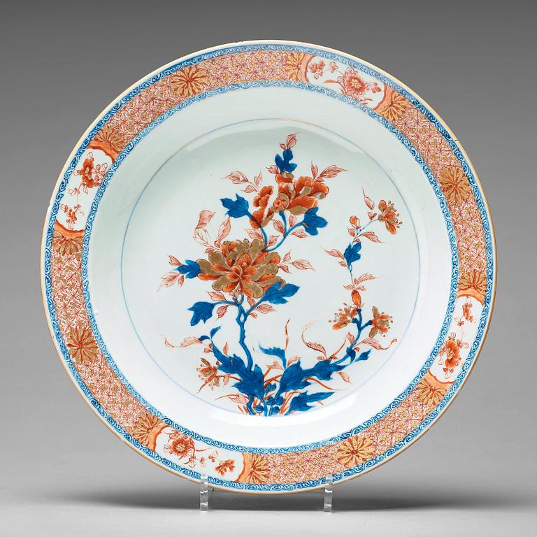 A large imari dish, Qing dynasty, Kangxi (1662-1722).