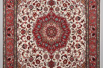 A rug, Tabriz, part silk, 50 Raj, ca 210 x 158 cm.