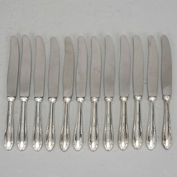 MATKNIVAR, 12 st, silver, "Slottsbarock", bla Stockholm, 1900-tal. Vikt ca 922 gram.
