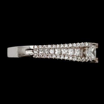 RING, 14 k vitguld, briljant och princesslipade diamanter, tot ca 1.0 ct.