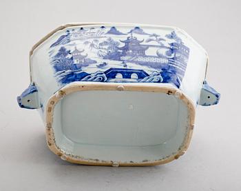 TERRIN MED LOCK, porslin, Kina, 1700-tal.