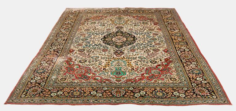 Matta, orientalisk, silke. Ca 273 x 185 cm.