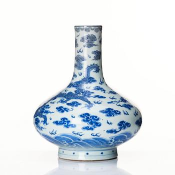 A blue and white vase, Qing dynasty, 19th Century.