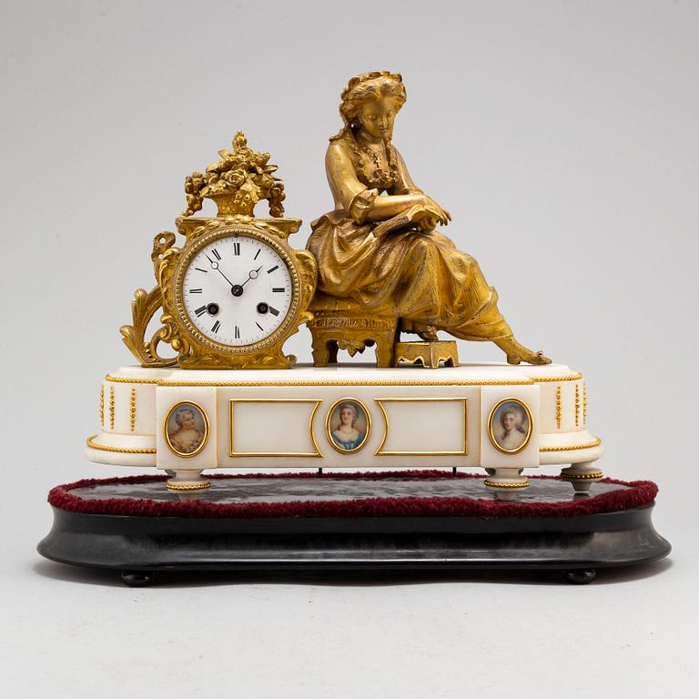 A mantle clock, second half of the 19th century.