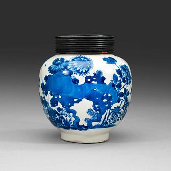 556. A blue and white vase, Qing dynasty Kangxi (1662-1722).