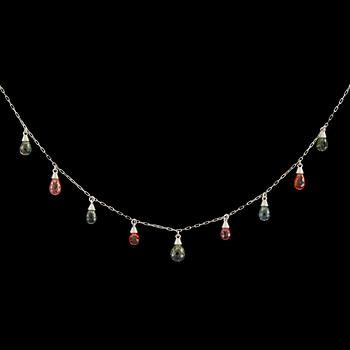 765. COLLIER, briolettslipade olikfärgade safirer, tot. 7.88 ct.