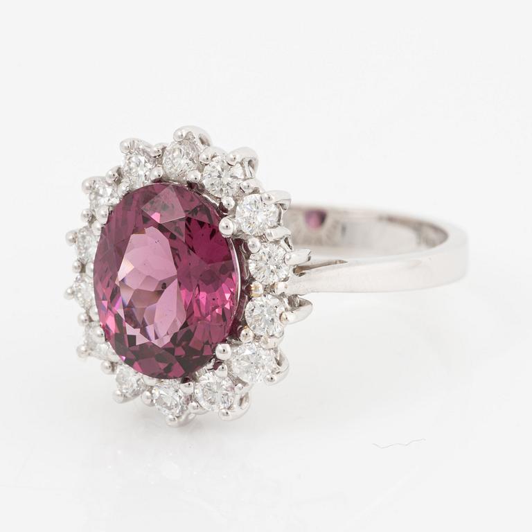 Ring, carmoséring, 18K vitguld med rosa granat och briljantslipade diamanter.