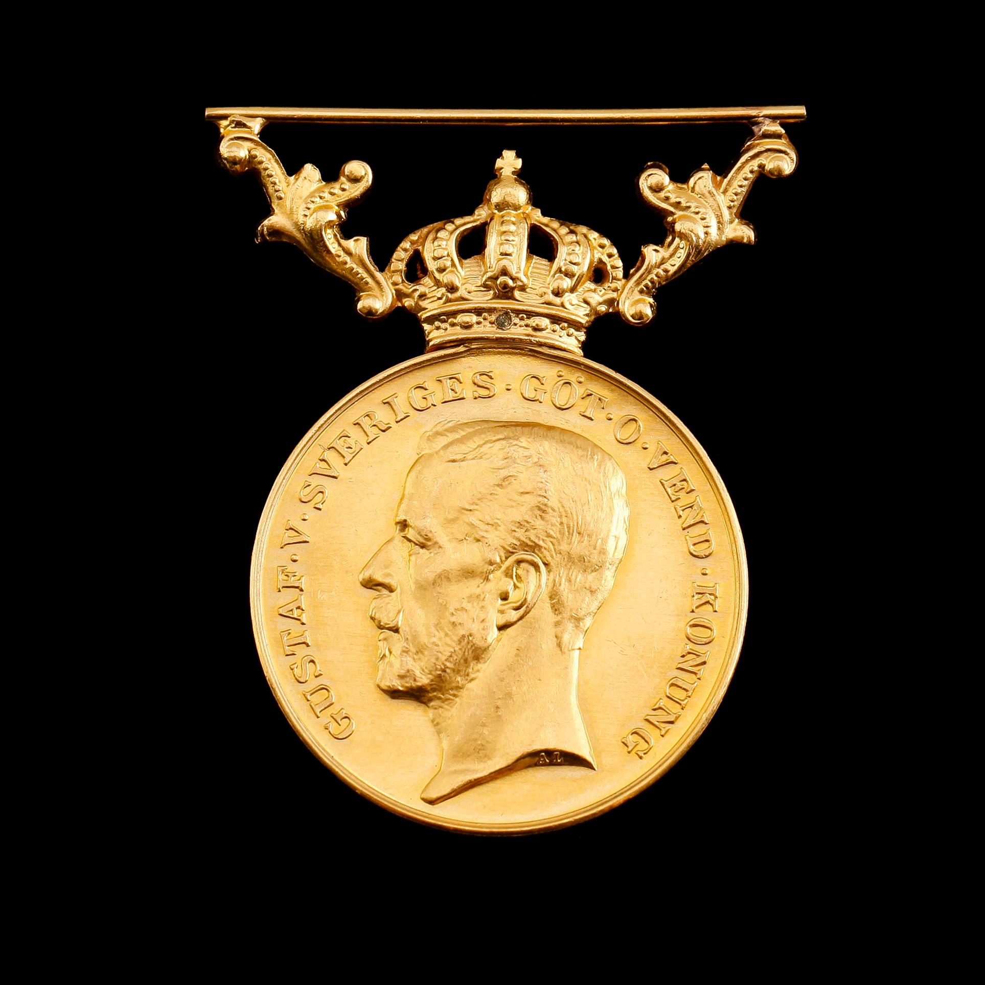 MEDALJ, 18 k guld, Gustaf V, 1949. Vikt ca 14 gram.