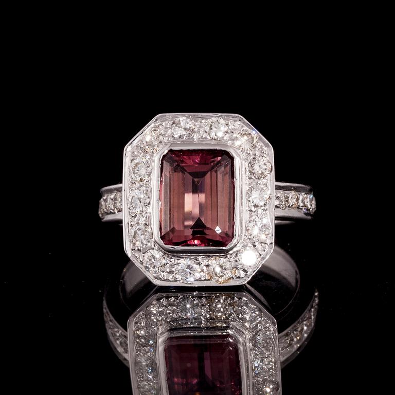 RING, 18K vitguld, rosa turmalin, briljantslipade diamanter. Vikt ca 7,0 g.