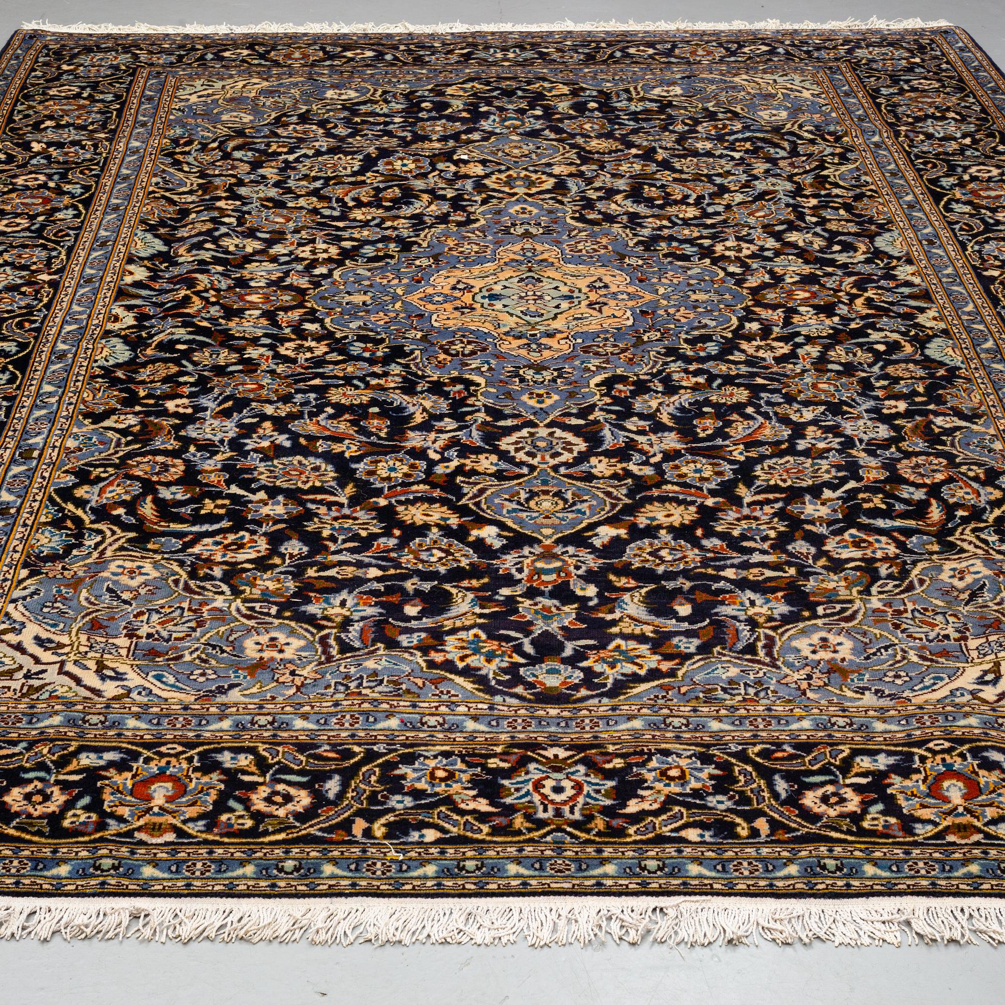 A CARPET, Kashan, ca 372 x 258 cm.