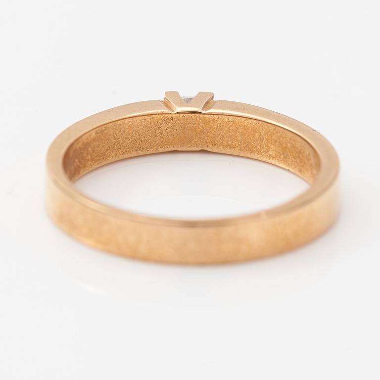 A 14K gold ring with a princess-cut diamond ca. 0.13 ct.