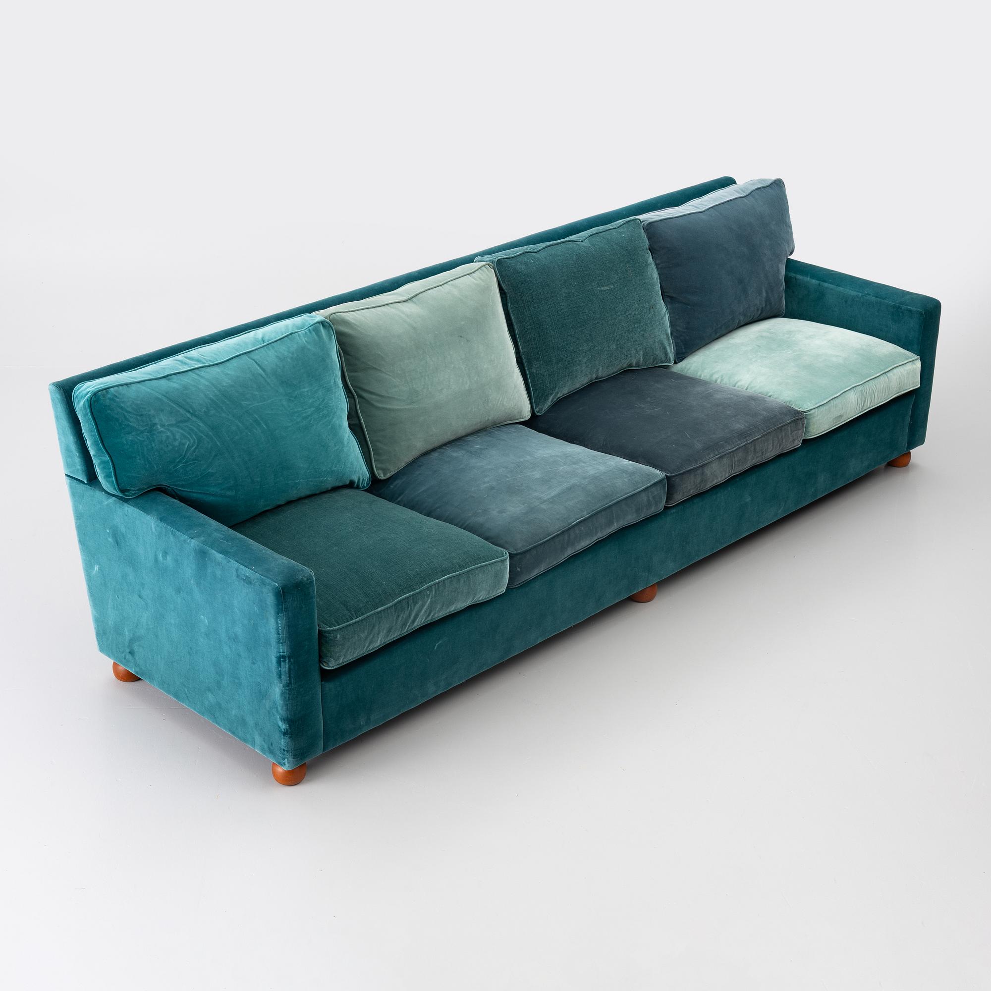Josef Frank, a model 3031 sofa, Firma Svenskt Tenn, AB O.H: Sjögren, 2021.