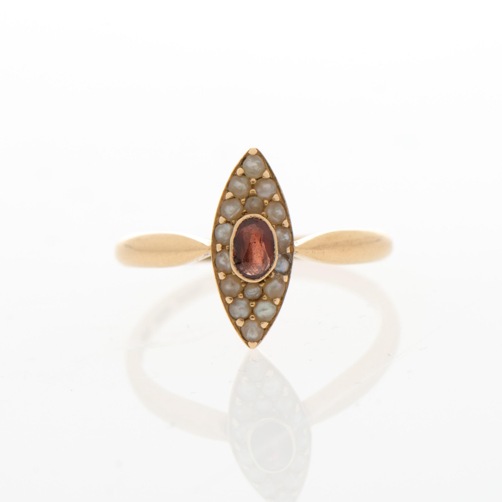 SORMUS, viistehiottu granaatti, helmet, 18K kultaa. Suomen Kultaseppä, Turku.