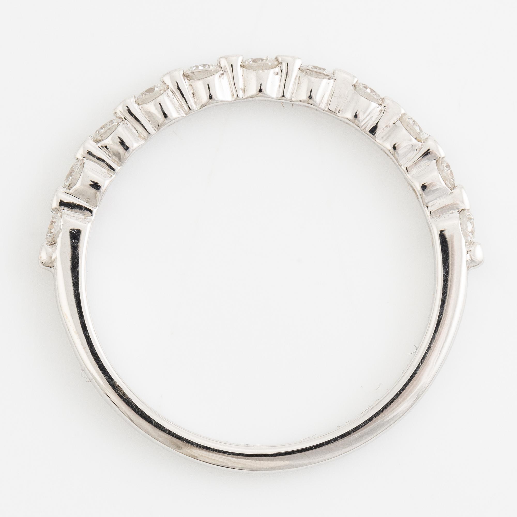 Ring 18K vitguld med runda briljantslipade diamanter, VANBRUUN.