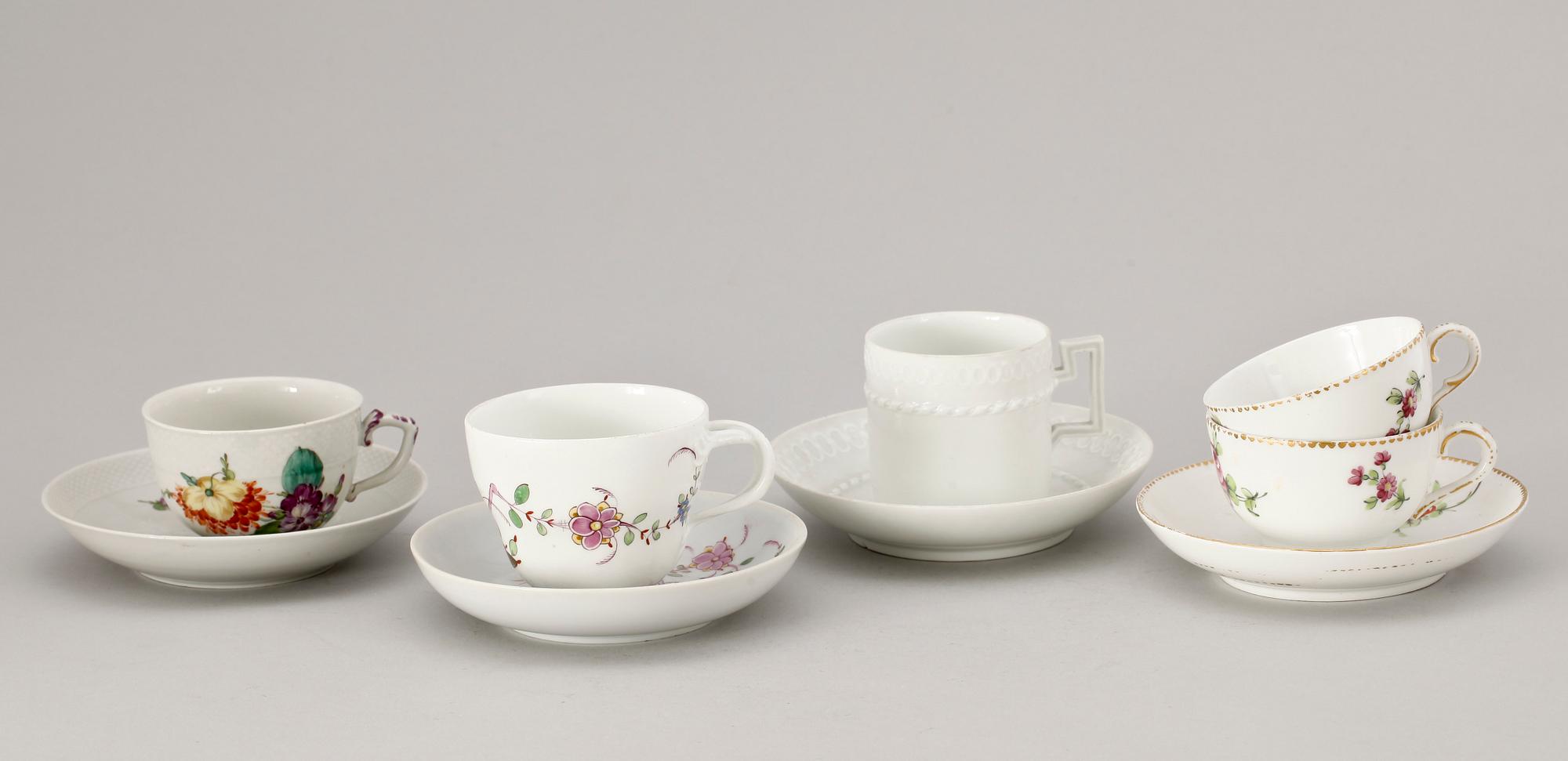 KOPPAR MED FAT, 5 st, porslin, bl a Paris och Meissen, 1700-1800-tal.