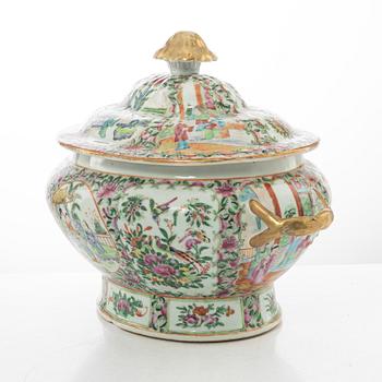 A large Chinese famille rose porcelain Canton tureen with cover, Qing dynasty, 19th century.