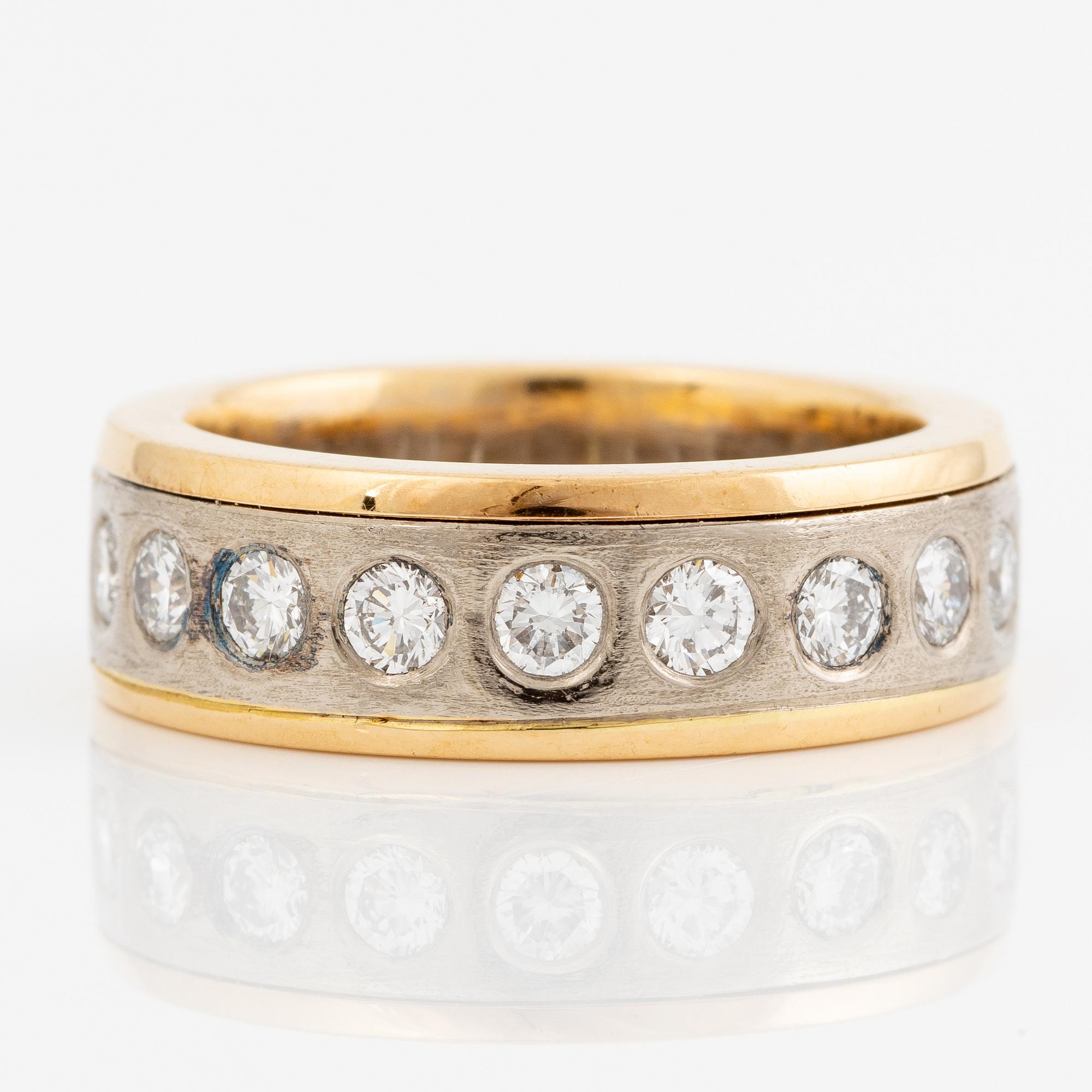 Ring 18K gold with round brilliant-cut diamonds.
