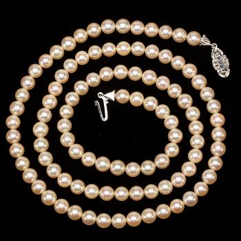 PÄRLCOLLIER, odlade saltvattenspärlor med silverlås.