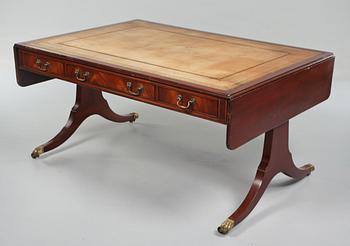 SKRIVBORD, engelsk stil, 1900-talets andra hälft.