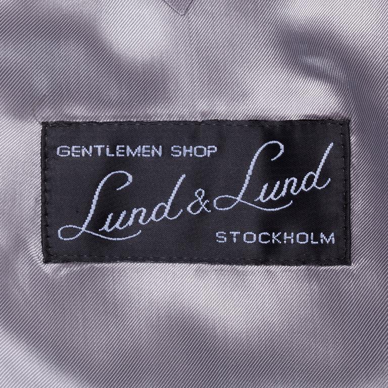 EDUARD DRESSLER, a blue wool suit consisting of jacket and pants. Size 48.