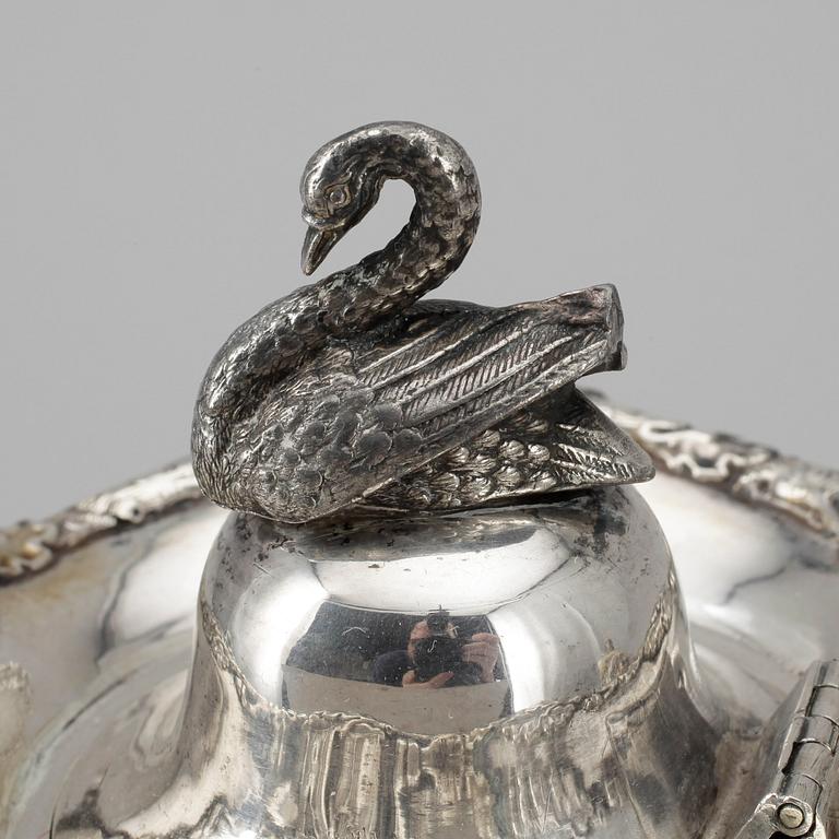 KAFFEKANNA, silver, troligen Carl Adam Svanberg, Vimmerby, 1858. Vikt ca 650 gram.