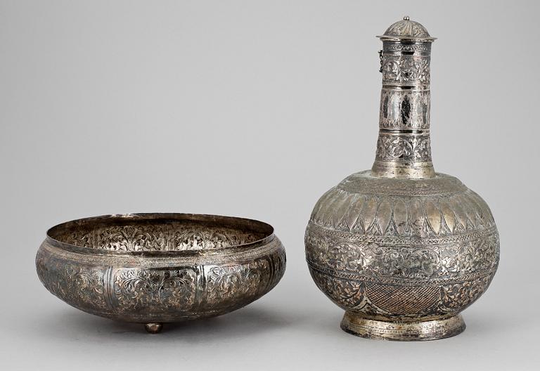 SKÅL SAMT FLASKA, silver, orientaliskt, 1900-tal. Tot vikt 583 g.