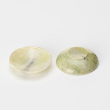 A set with four green stone cups, a small box with cover and three miniature objects, China, early 20th century.