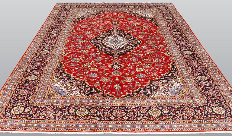 A carpet, Kashan, ca 305 x 205 cm.