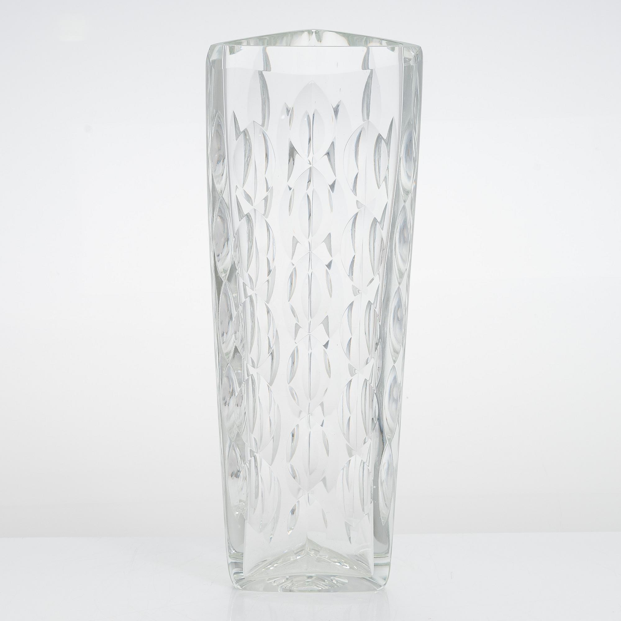 Saara Hopea, a' 1498 / K5 16'' vase for Nuutajärvi Notsjö.