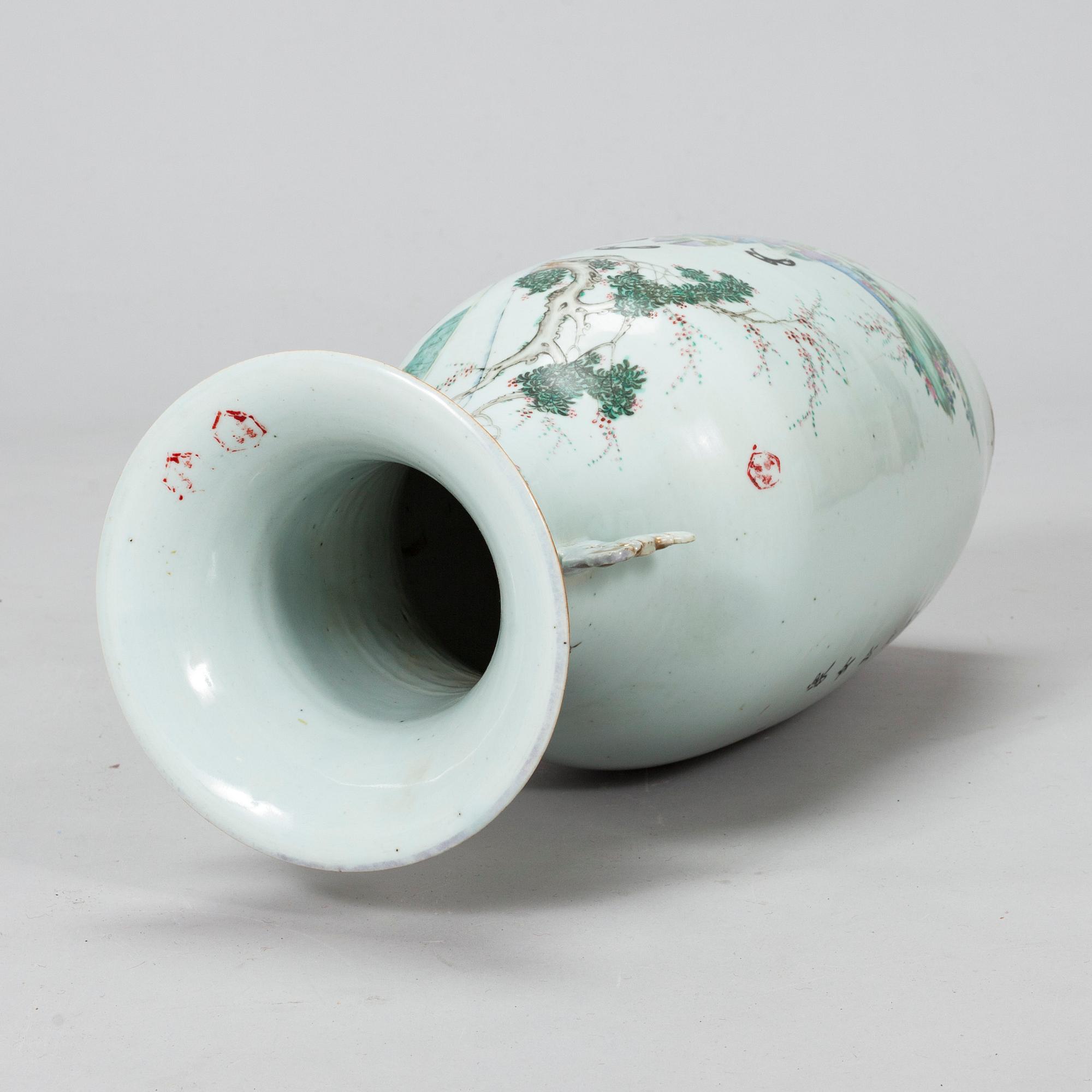 A Chinese porcelain vase by Wang Tong Shun, 20th Century.