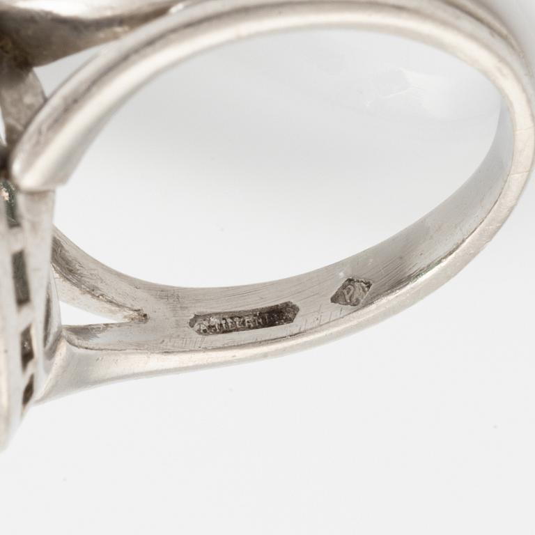 An A Tillander ring set with a cabochon-cut emerald.
