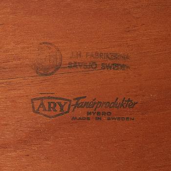 A drinks trolley from J-H Fabrikerna, Sävsjö, 1960-tal.Två lösa, runda brickor fanerade med teak. Märkta J-H Fabrikerna.