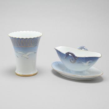 A 57 pcs"Måsen" porcelian dinner service by Bing & Gröndahl, the latter half of the 20th Century.