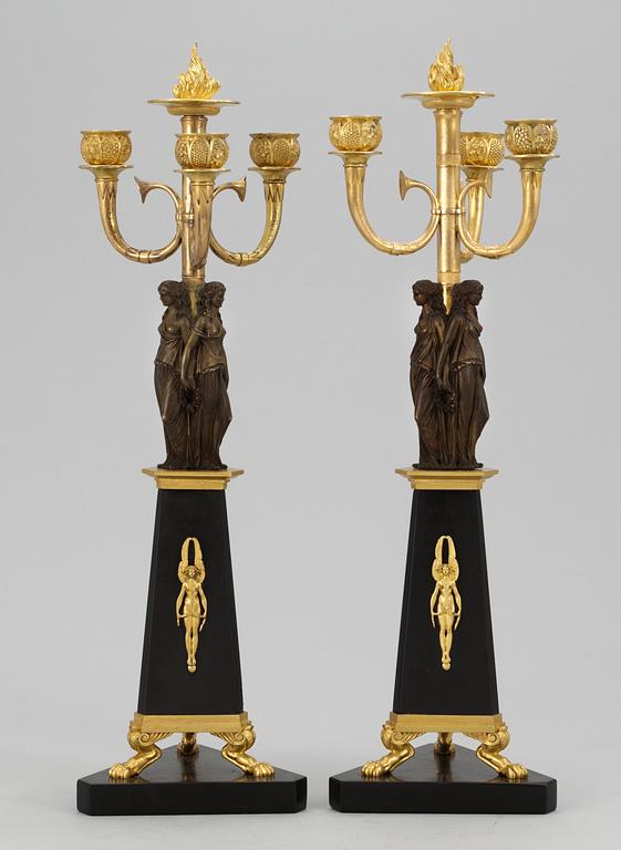 KANDELABRAR, för tre ljus, ett par. Frankrike, 1800-talets början. Empire.