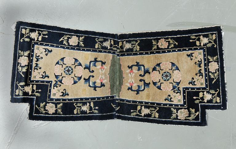 SADELTÄCKE, semiantik Kina. Ca 132,5 x 61 cm.