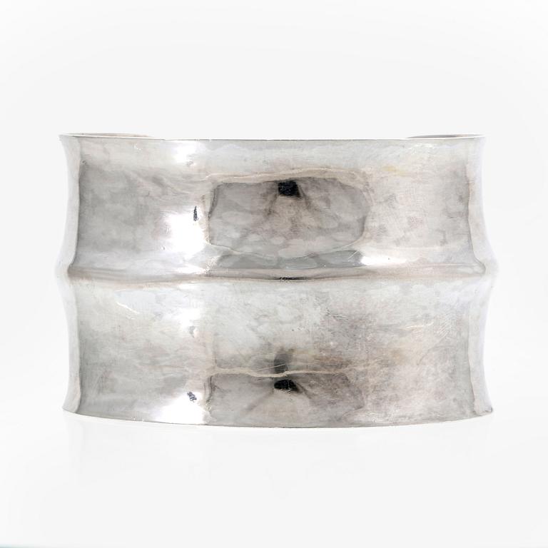 1 armring och 3 ringar, silver, ametist, aventurin och röd sten.