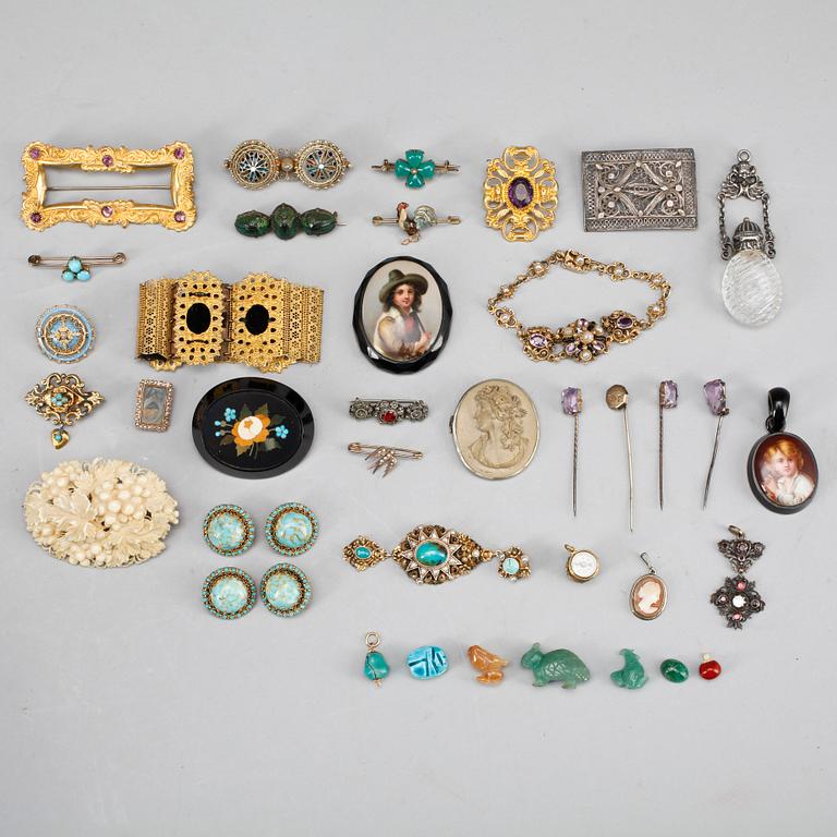PARTI SMYCKEN OCH BIJOUTERIER, 41 delar, bla silver samt 2 broscher i 14k resp 18k guld. 1800-1900-tal.