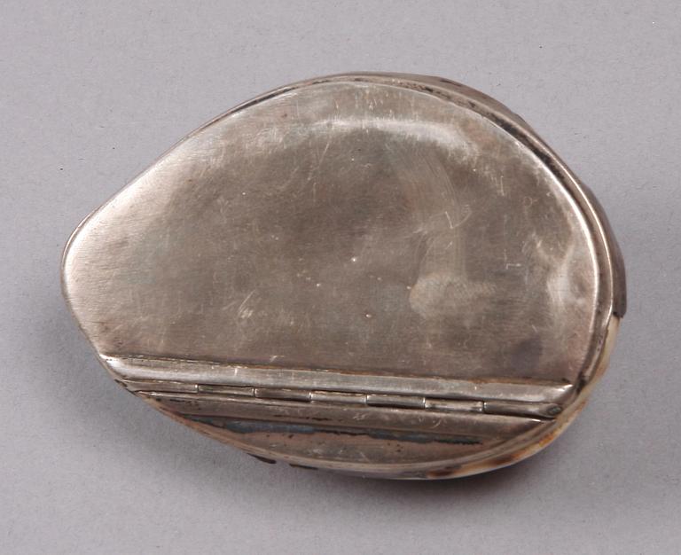 SNUSDOSA, silver och snäcka, Johan Petter Tullgren, Kristinehamn, 1857.