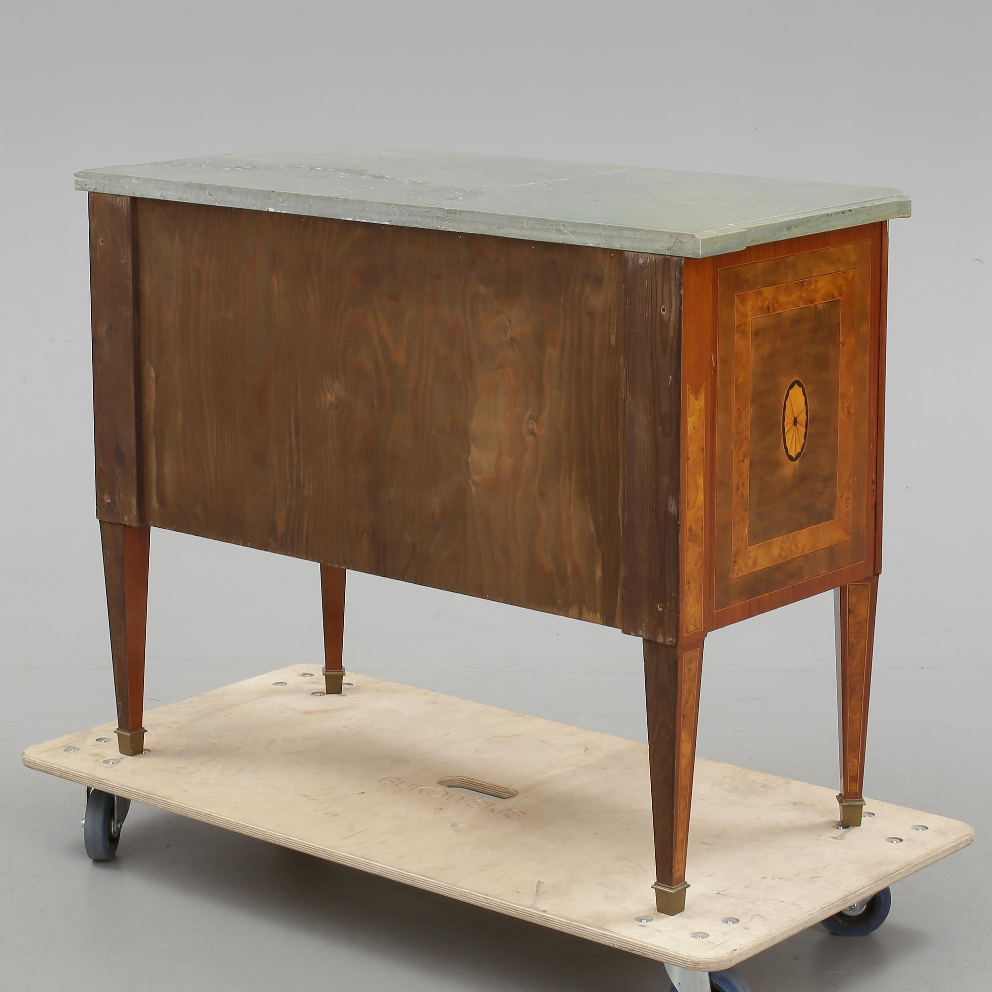 BYRÅ, gustaviansk stil, omkring 1900-talets mitt.