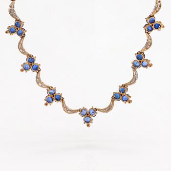 A 14K gold necklace with sapphires ca. 30.00 ct in total and diamonds ca. 1.20 ct in total.