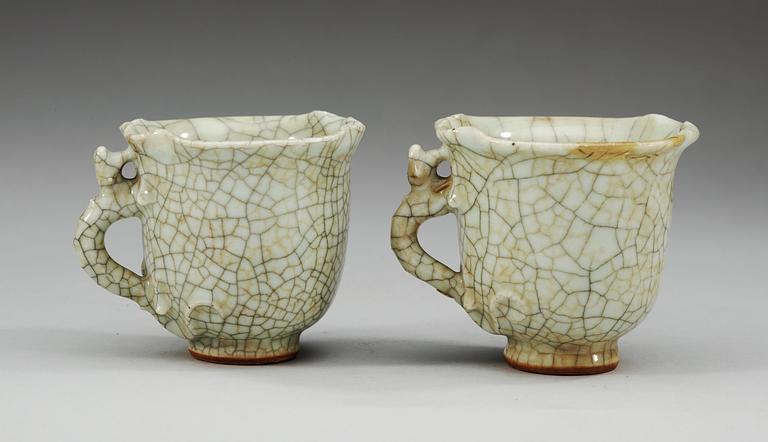 A pair of ge-glazed cups, Qing dynasty.