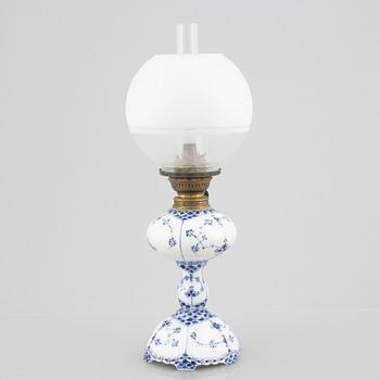 Fotogenlampa, porslin, Royal Copenhagen, "Musselmalet helblond", modell 426, 1898-1923.