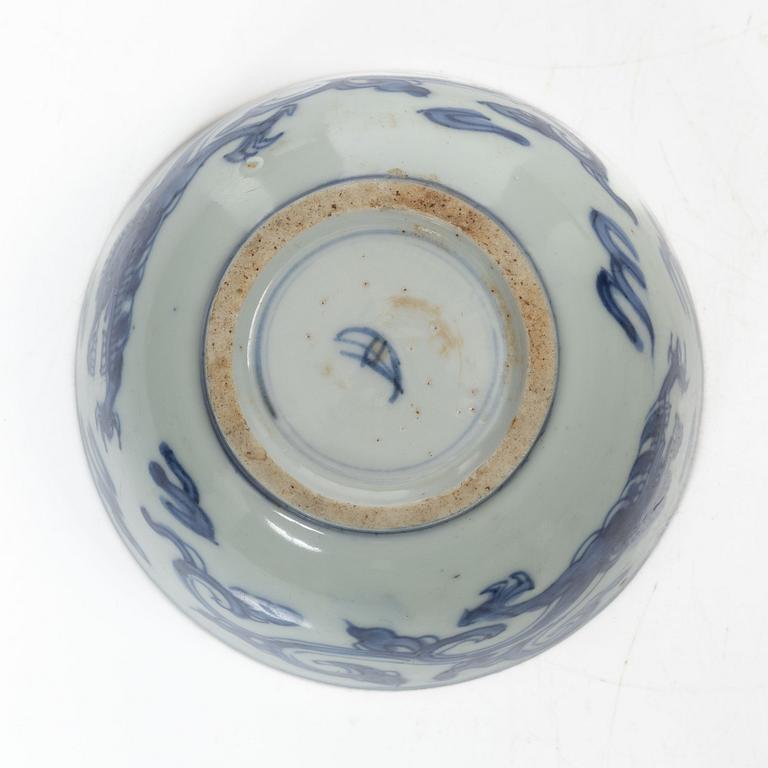 A Chinese blue and white kui dragon bowl, Ming dynasty, 17th century.