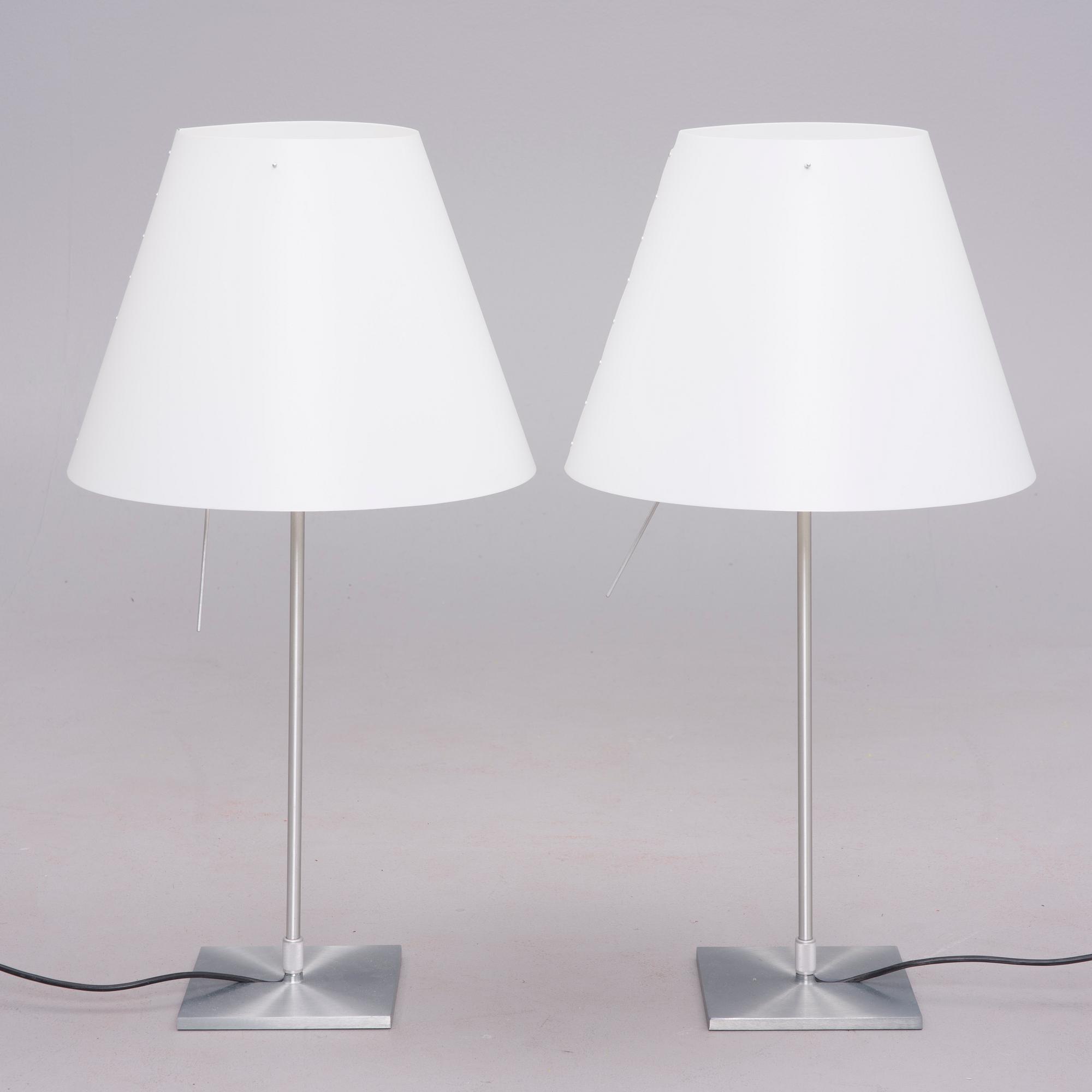 GOLV- / BORDSLAMPOR, ett par, "Costanza", Design Paolo Rizzatto, Luceplan, Italien. Formgiven 1986.