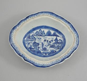 LOCKTERRIN, porslin, Kina, 1800-tal.